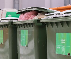 Gdzie wyrzucić stare ubrania? Okazuje się, że nie wszystko musi trafić do PSZOK! Sprawdź, co należy zrobić z tekstyliami