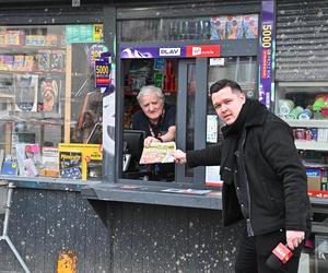 Odgrodzili go od świata. Kiosk jak wyspa na budowie