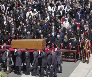 Gafy polityków na pogrzebie papieża Franciszka! Telefony i stroje