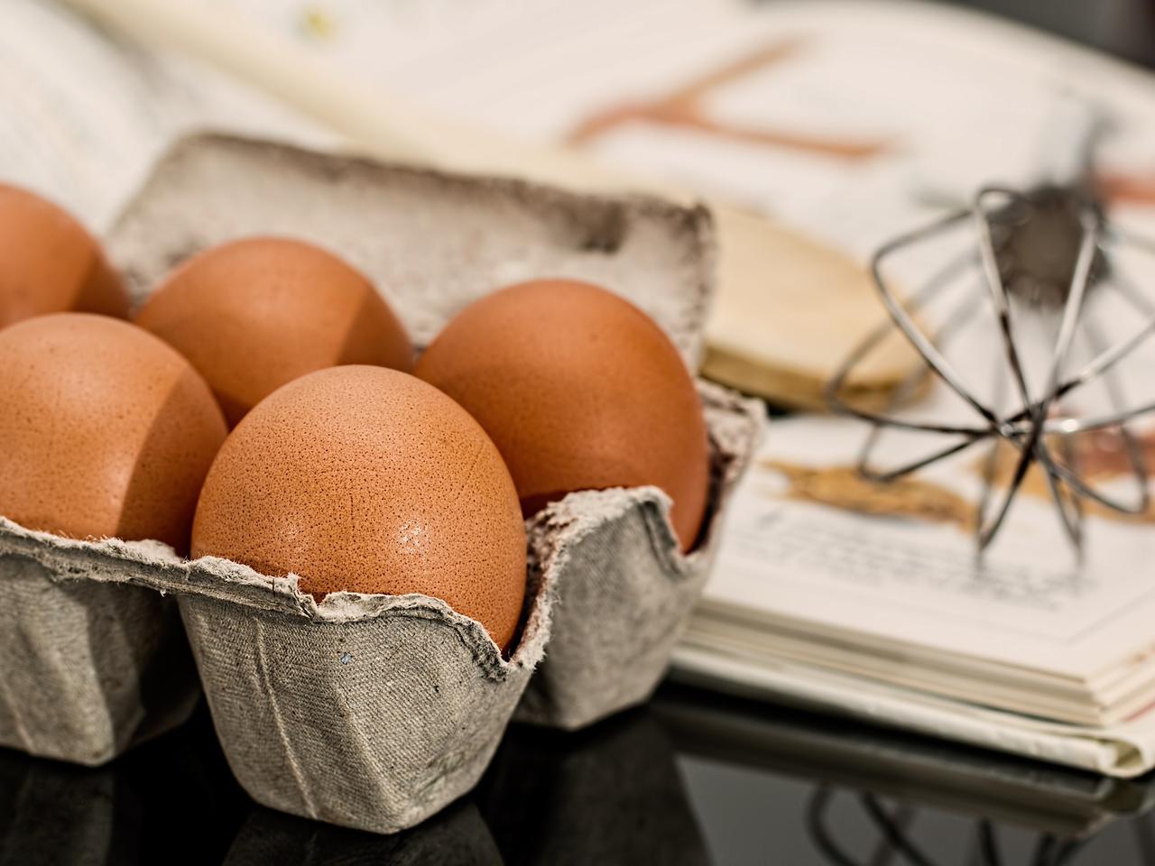 Salmonella na skorupkach jaj: GIS wydał publiczne ostrzeżenie. Tych jaj nie wolno jeść!