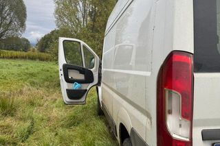 Nieudana blokada policji pod Jelenią Górą. Kierowca fiata ducato pojechał dalej [ZDJĘCIA]