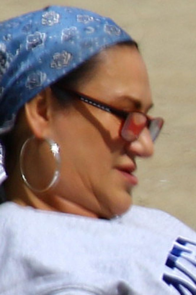 Kayah. Leczyła gardło i opalała kolana