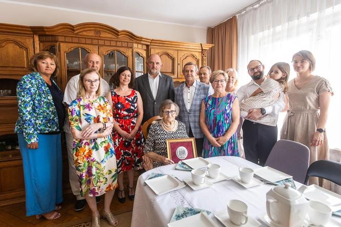 Pani Apolonia urodziła się w woj. świętokrzystkim, a od 1973 roku mieszka w Toruniu