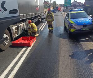 ​Wielki wyciek oleju po zderzeniu osobówki z ciężarówką na DK12 we Wschowie [ZDJĘCIA]