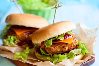 Burgery à la McChicken. Zaskakująco łatwe do zrobienia, a smakują jak oryginał