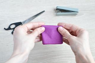 Kwiat z serwetki papierowej, krok po kroku