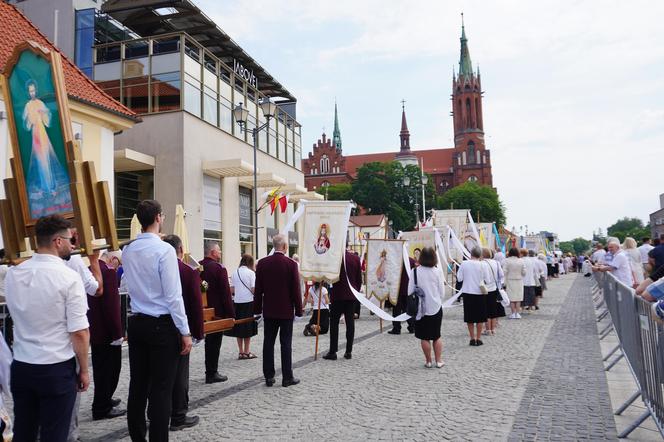 Boże Ciało 2024. Tłumy wiernych przeszły w procesji ulicami Białegostoku