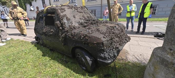 Auta wyłowione z wody przez policję