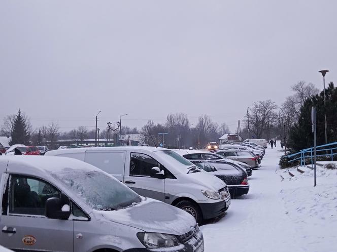 Zima w Świętokrzyskiem. Skarżysko-Kamienna w białym puchu. Zobacz zdjęcia