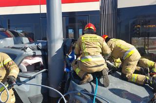 Wypadek w Gdańsku. Samochód wjechał w tramwaj. Kierowca był zakleszczony w aucie
