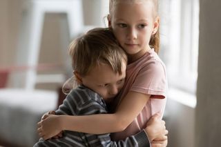 Starsza siostra ma trudniej, niż myślisz. Często bierze na siebie emocje całej rodziny