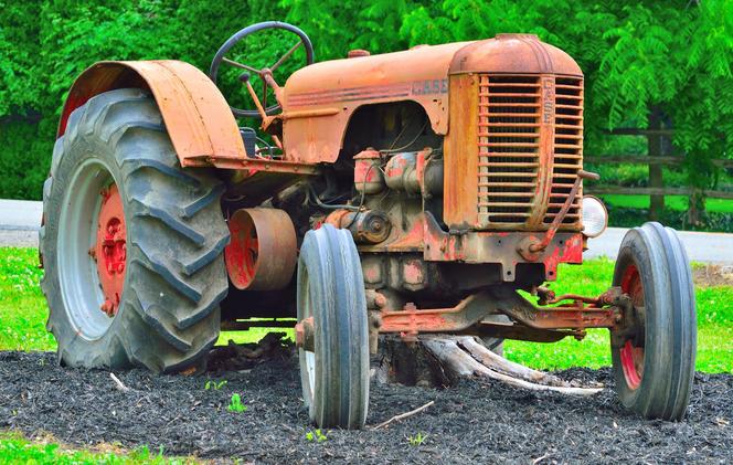 Śmiertelny wypadek koło Radomska. Mężczyzna został przygnieciony przez traktor