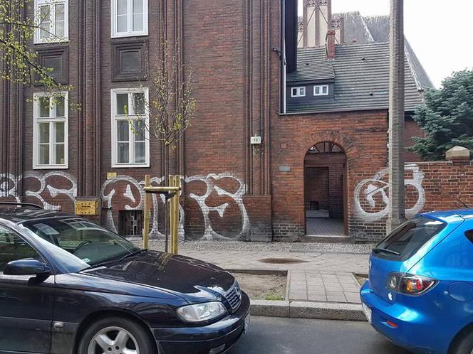 Wandale pomazali mur wokół kościoła na Łazarzu