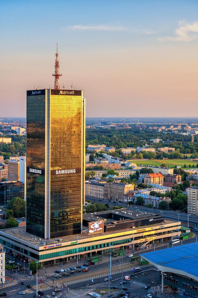 Dwóch mężczyzn weszło na hotel Marriott w Warszawie. Zrobili to bez zabezpieczeń