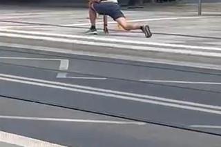 Mężczyzna bez koszulki na Niemcewicza Szczecin 