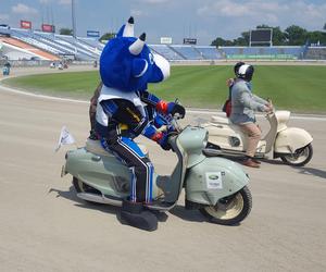 Osy kręciły kółka na stadionie żużlowym w Lesznie. Ogólnopolski zlot skuterów Osa Osieczna-Leszno 