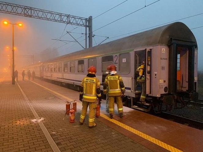 Pożar w wagonie osobowym. Ponad stu pasażerów jechało płonącym pociągiem [FOTO]