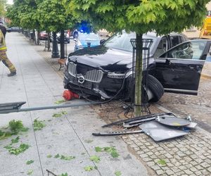 Pijacki rajd na ratusz! Kierowca demolował wszystko, co napotkał na drodze.