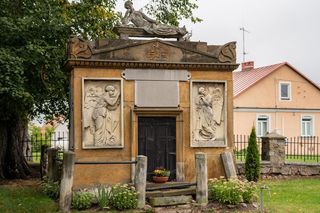 Drewniany kościół pw. św. Apostołów Szymona i Judy Tadeusza.