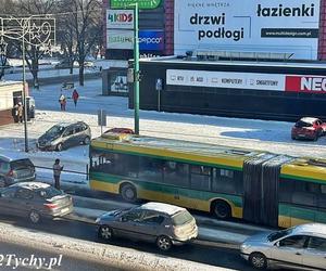 Kierowca autobusu w Tychach staranował słupki przy chodniku 