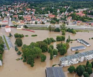 Dynamiczna sytuacja powodziowa. Rzeka Nysa Kłodzka zalała Kłodzko, 15 bm