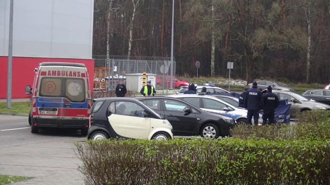 Dwie młode osoby znalezione martwe w sobotę na parkingu przy centrum handlowym w Markach