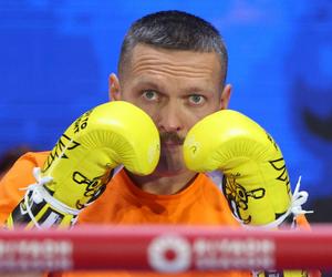 Ołeksandr Usyk w specjalnej koszulce na treningu medialnym przed walką z Tysonem Furym. Nawiązał do pojedynku w Polsce