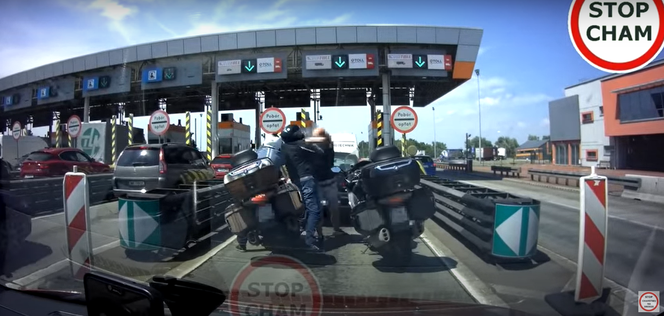 Bójka na autostradzie A4 pod Wrocławiem. Motocyklista bije się z kierowcą! [FILM]