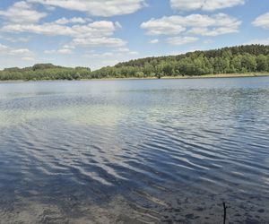 To jezioro w Olsztynie ma niezwykle czystą wodę. Jest kilka dzikich plaż, które świecą pustkami