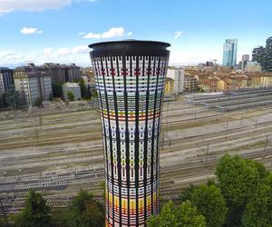 Tęczowa wieża w Mediolanie