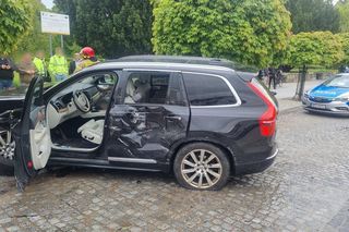 Pijacki rajd na ratusz! Kierowca demolował wszystko, co napotkał na drodze.