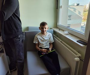 Kolorowe czapki i odblaski, aby byli bezpieczni. Akcja Widoczny na drodze w Uniwersyteckim Szpitalu Dziecięcym