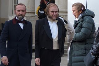 Jan Englert w peruce, ale to Żak jest nie do poznania! Tak wyglądają gwiazdy Lalki na planie