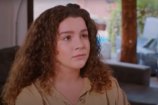 Alper sprzeda Silę do nielegalnego klubu! Odurzoną dziewczynę znajdzie Kuzey i dojdzie do awantury, a Sila... zniknie.