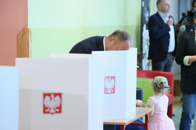 Wybory do Parlamentu Europejskiego. Premier Donald Tusk zagłosował w lokalu wyborczym w Szkole Podstawowej nr 12 przy ul. Górnośląskiej