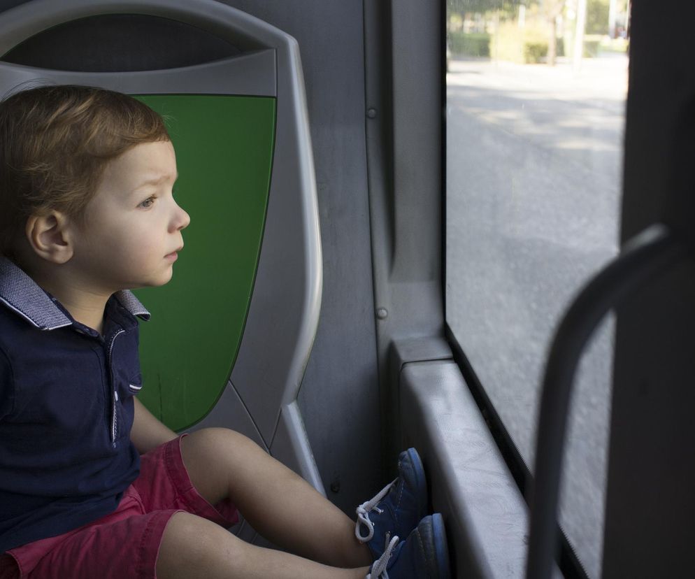 4-latek sam podróżował autobusem. Zauważono go, gdy wysiadał