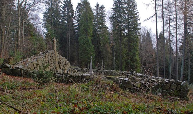 To jedna z najpiękniejszych cerkwi w Małopolsce. Znajduje się w malowniczej wsi 