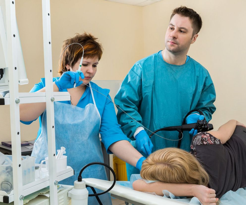 Ezofagoskopia to badanie endoskopowe, które polega na oglądaniu wewnętrznych ścian przełyku za pomocą specjalnego wziernika.