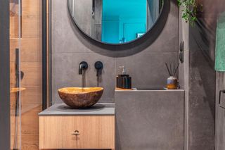 Jak urządzić małą toaletę? Bardzo małe WC w bloku - nowoczesne aranżacje