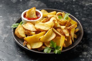 Idealne zamiast frytek i chipsów. Te chrupiące talarki ziemniaczane z patelni to hit tego lata 
