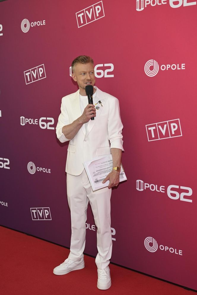 Konferencja prasowa 62. edycji Krajowego Festiwalu Polskiej Piosenki w Opolu. Tłum gwiazd na czerwonym dywanie