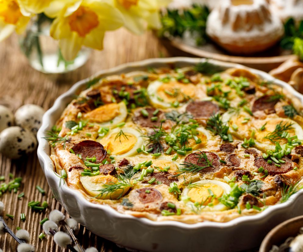 Tarta z jajkami i białą kiełbasą: sprytny sposób na poświąteczne nadwyżki