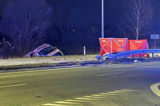 Tragiczny wypadek na Mazowszu. Karetka na sygnale dachowała w rowie. Jeden ratownik zginął na miejscu