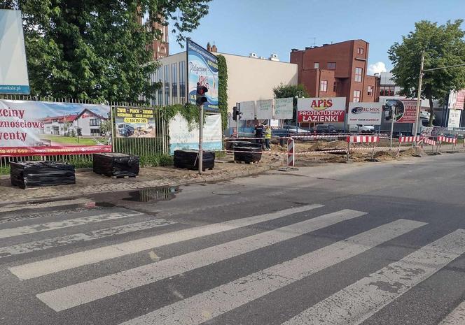 Przy skrzyżowaniu ulicy Cmentarnej z ul. ks. Jana Niedziałka w miejscu prac remontowo-budowlanych zostały ujawnione szczątki ludzkie nieznanego pochodzenia