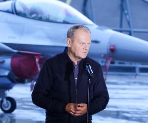 Donald Tusk w bazie lotnictwa w Łasku