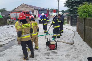 Potężna nawałnica z deszczem i gradem pod Sieradzem. 10 minut wystarczyło, by mieszkańcy mówili o armagedonie [ZDJĘCIA]