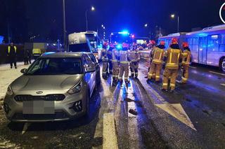 Karambol w Warszawie. Jeden samochód na dachu drugiego