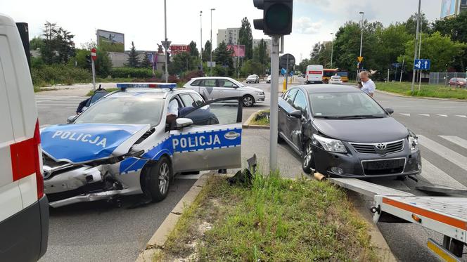 Roztrzaskany radiowóz na Ursynowie. Policjanci uderzyli w osobówkę