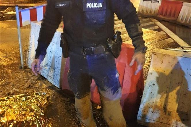 Wrocławscy policjanci uratowali mężczyznę, który wpadł do dołu wypełnionego błotem