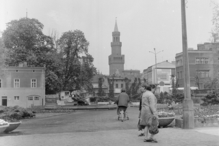 Plac Wolności - widoczna m.in. fontanna. W oddali wieża Ratusza, 1973-05-11 